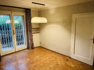 Wohn- / Esszimmer - Sanierer aufgepasst – ruhige EG-Wohnung mit südseitiger Loggia