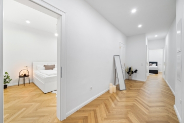 Vorzimmer mit Zugang zu einem Zimmer - Erstbezug in Bestlage | Altbauwohnung mit Flair, Parkett & Designküche im Klinikviertel