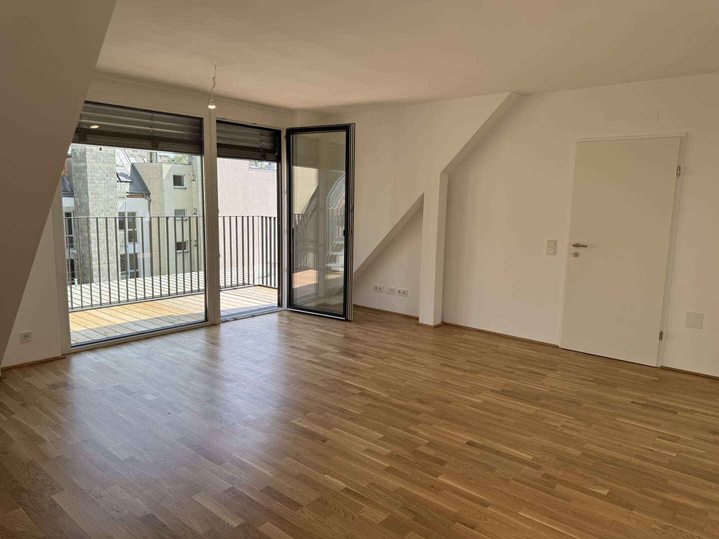 Wohnbereich - ERSTBEZUG! 3-Zimmer DG-Wohnung mit Panoramadachterrasse!