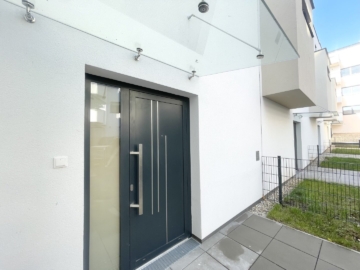 Eingang - Erstbezug! Neubau-Reihenhaus mit Terrasse, Dachterrasse, Loggien & Garten (auch für Anleger)