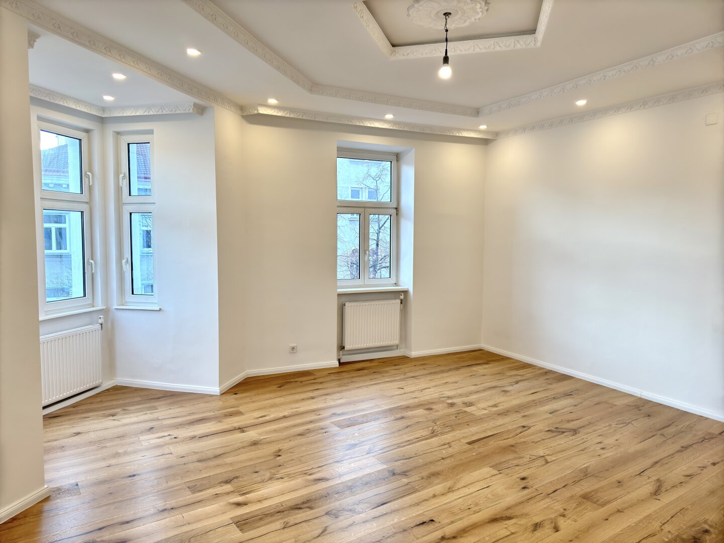 Wohnbereich - Wohnen mit Stil – sanierte & sonnige Altbau-Eckwohnung mit Erker in Augarten-Nähe