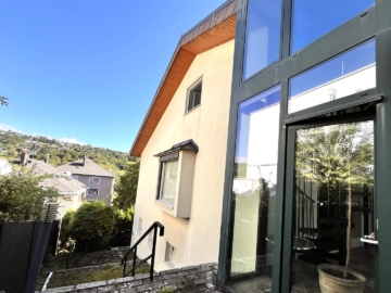 Westansicht - Haus mit Potenzial in Kierling – Ruheoase mit Garten, Pool & Wintergarten