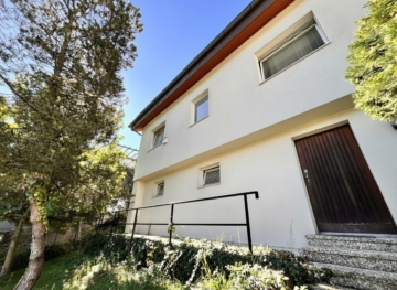 Hausansicht - Haus mit Potenzial in Kierling – Ruheoase mit Garten, Pool & Wintergarten