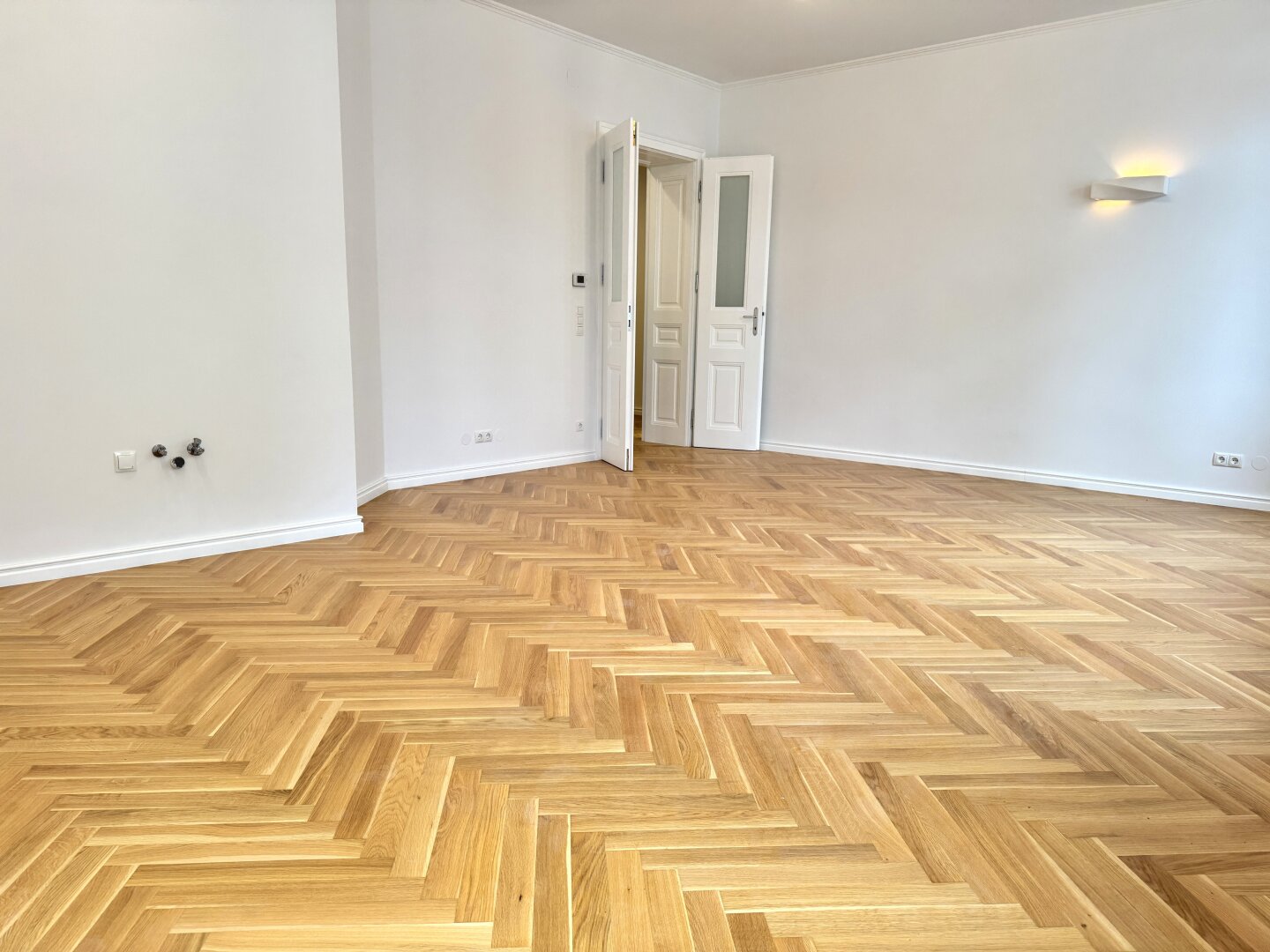 Wohnzimmer - Klassischer Charme trifft moderne Eleganz! Stilvolle Eckwohnung im klassischen Wiener Altbau in 1150 Wien