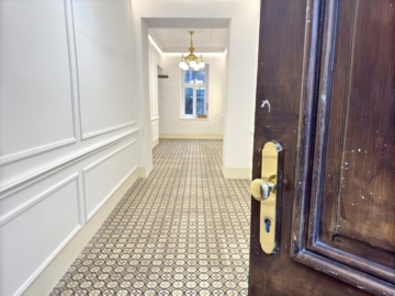 Hauseingang - Wunderschön sanierte, moderne Altbauwohnung mit charmantem Altbau-Touch – NÄHE AUGARTEN