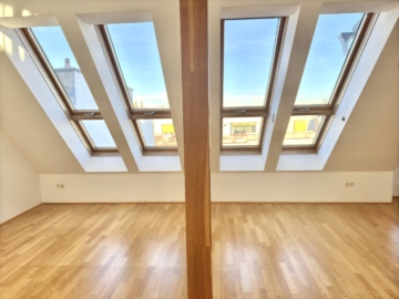 Lichtdurchflutete Dachgeschosswohnung mit Galerie und Blick über die Stadt – Nahe Mariahilfer Straße & Westbahnhof, 1150 Wien, Dachgeschoß