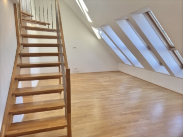 Wohnbereich - Traumhafte DG-Maisonetteohnung mit Galerie, Terrasse und atemberaubender Aussicht Nähe Westbahnhof!!