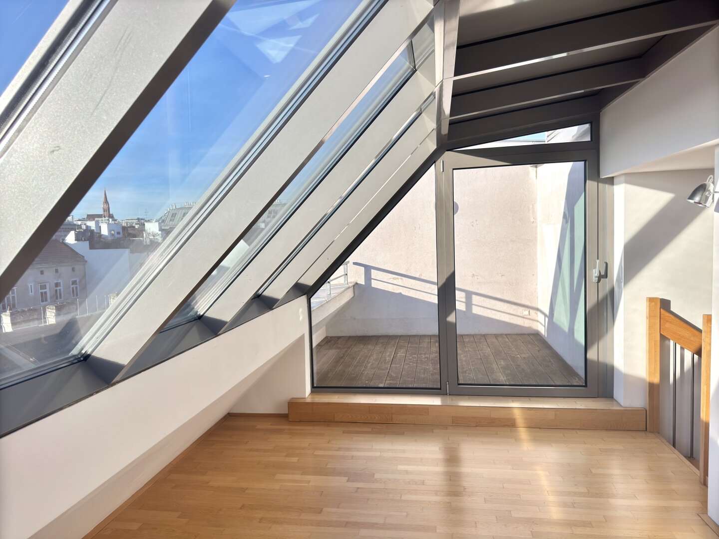 Galerie - Moderne Dachgeschosswohnung mit Galerie & Terrasse nahe Westbahnhof