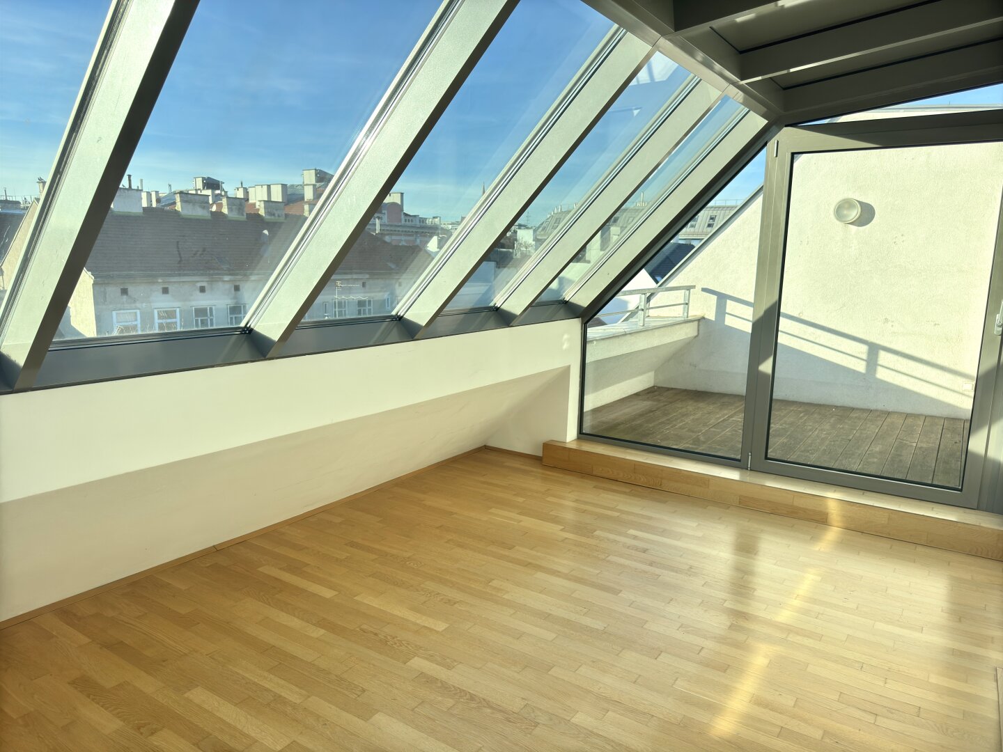 Galerie - Traumhafte DG-Maisonetteohnung mit Galerie, Terrasse und atemberaubender Aussicht Nähe Westbahnhof!!