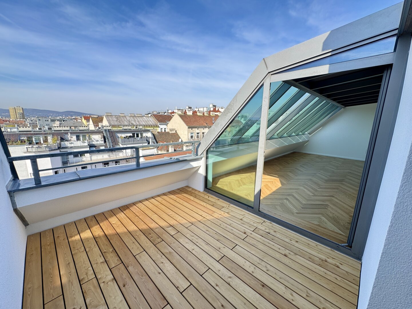 Terrasse - Lichtdurchflutete Dachgeschosswohnung mit Galerie und Blick über die Stadt – Nahe Mariahilfer Straße & Westbahnhof