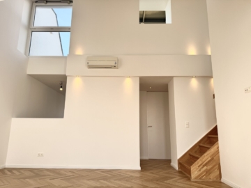 Living - Lichtdurchflutete Dachgeschosswohnung mit Galerie und Blick über die Stadt – Nahe Mariahilfer Straße & Westbahnhof