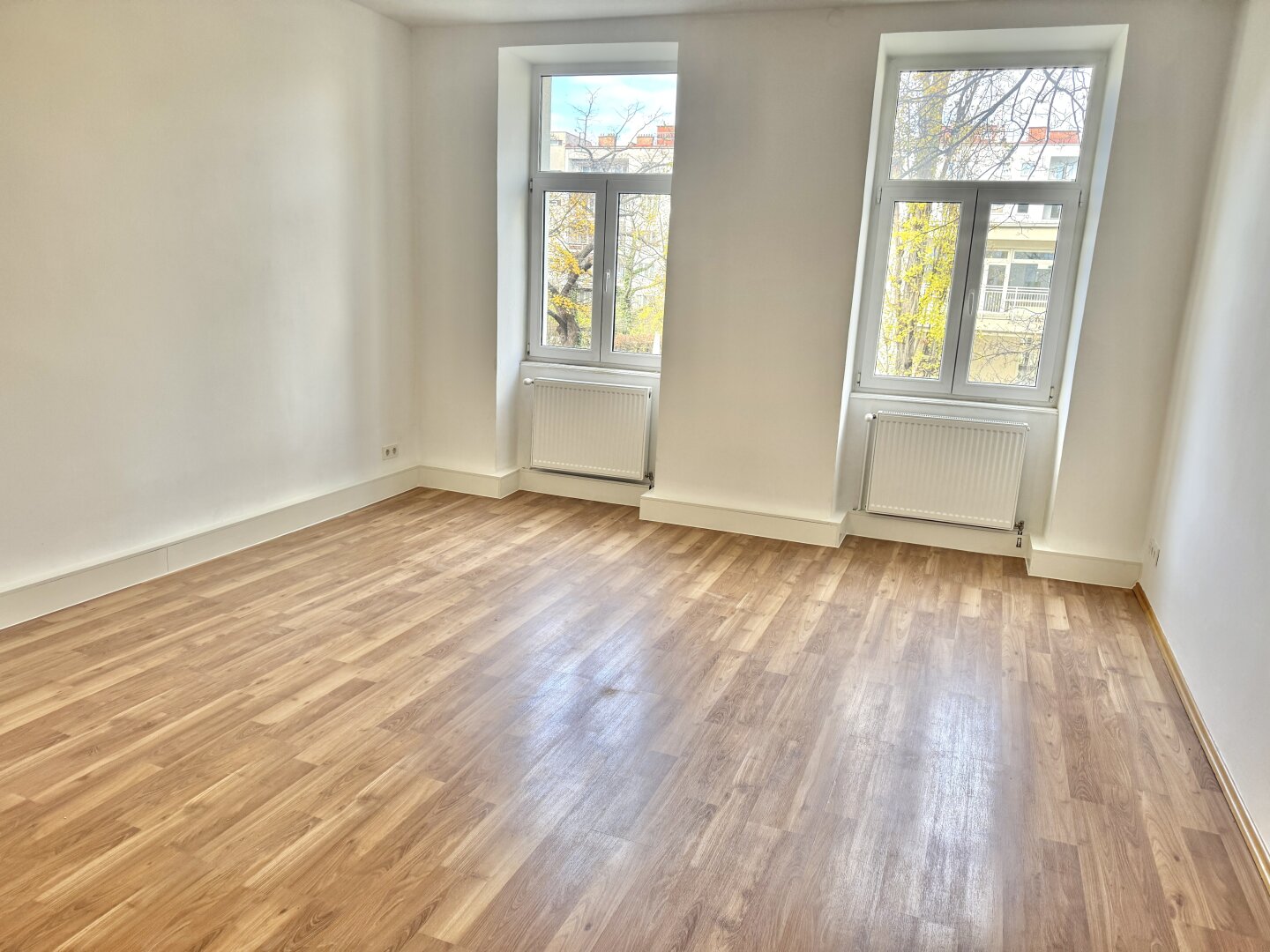 Schlafzimmer - Ruhige 3-Zimmer-Altbauwohnung in Innenhoflage mit Küche – Nähe U3 Schlachthausgasse