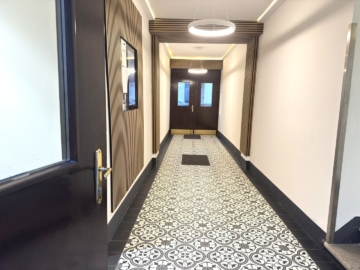 Hauseingang - Helle 2-Zimmer-Eckwohnung im sanierten Altbau mit neuer Küche – NÄHE AKH