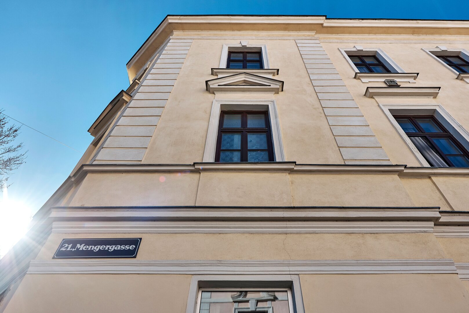 Hausansicht - Sanierer aufgepasst! – Familienwohnung mit bewilligten Balkonanbau