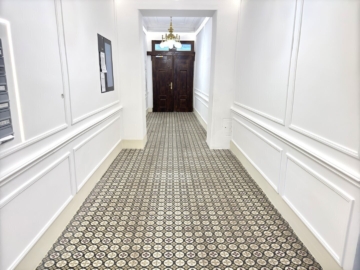 Hauseingang - Sanierungsbedürftige 2,5-Zimmer-Wohnung in Top-Lage des 20. Bezirks – NÄHE AUGARTEN