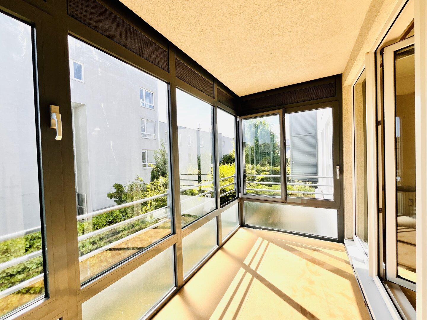 Loggia verglast - Smarte Familienwohnung mit Potenzial in ruhiger Grünlage (nähe U1 Kagran, Vedmed Uni)