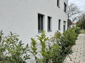 GARTENIDYLLE MIT EIGENEM BADETEICH! - Wunderschöne 3-Zimmer-Wohnung mit 100 m² Garten und Badeteich in Autobahnnähe - Terrasse
