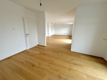 ERSTBEZUG! - Sehr helle 3-Zimmer-Wohnung mit großzügiger Dachterrasse in Autobahnnähe - Küche/Wohnbereich