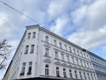 Hausansicht - 2-Zimmer-Wohnung mit attraktivem Gestaltungspotenzial – NÄHE AUGARTEN