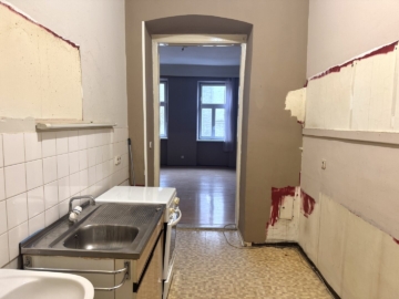 Vorzimmer und Küche - 2-Zimmer-Wohnung mit attraktivem Gestaltungspotenzial – NÄHE AUGARTEN