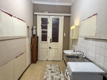 Vorzimmer und Küche - 2-Zimmer-Wohnung mit attraktivem Gestaltungspotenzial – NÄHE AUGARTEN