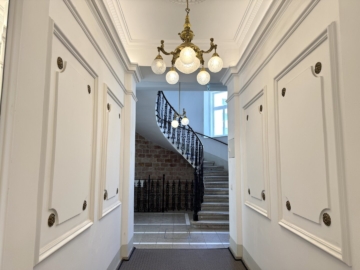 Hauseingang - Erstbezug nach Sanierung – stilvolle 3-Zimmer-Altbauwohnung im 5. Bezirk